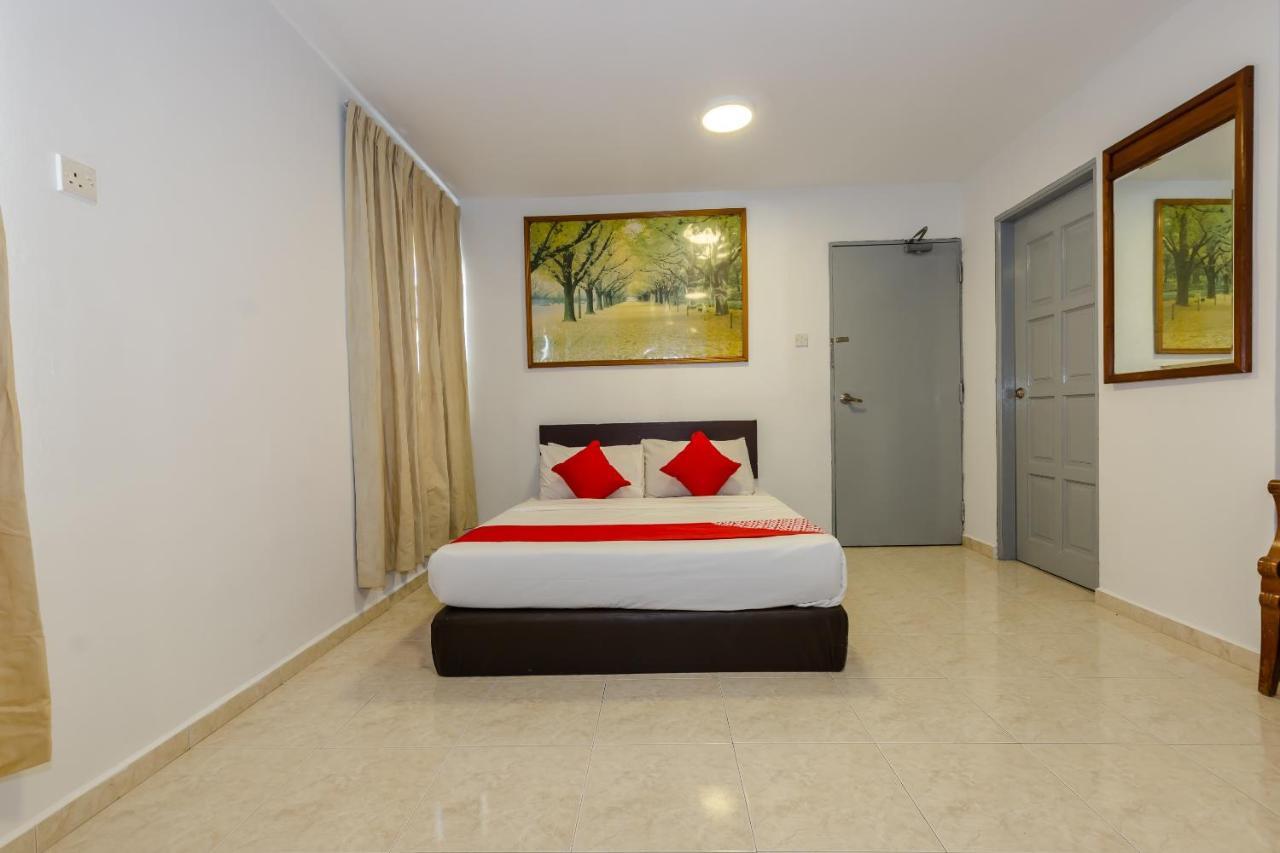 Oyo 1090 Hollitel Hotel Melaka Esterno foto