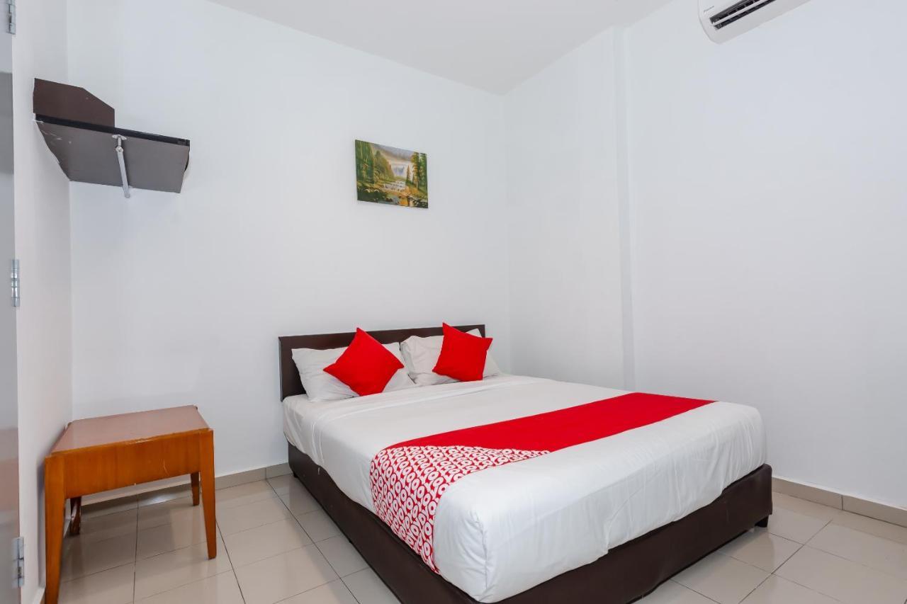 Oyo 1090 Hollitel Hotel Melaka Esterno foto