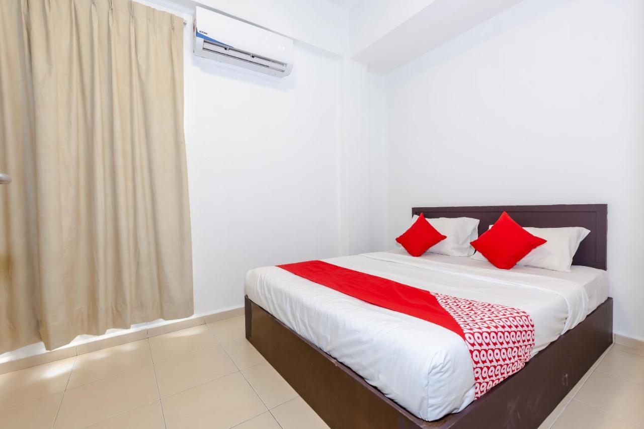 Oyo 1090 Hollitel Hotel Melaka Esterno foto