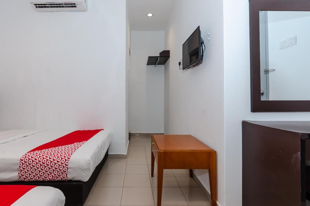 Oyo 1090 Hollitel Hotel Melaka Esterno foto