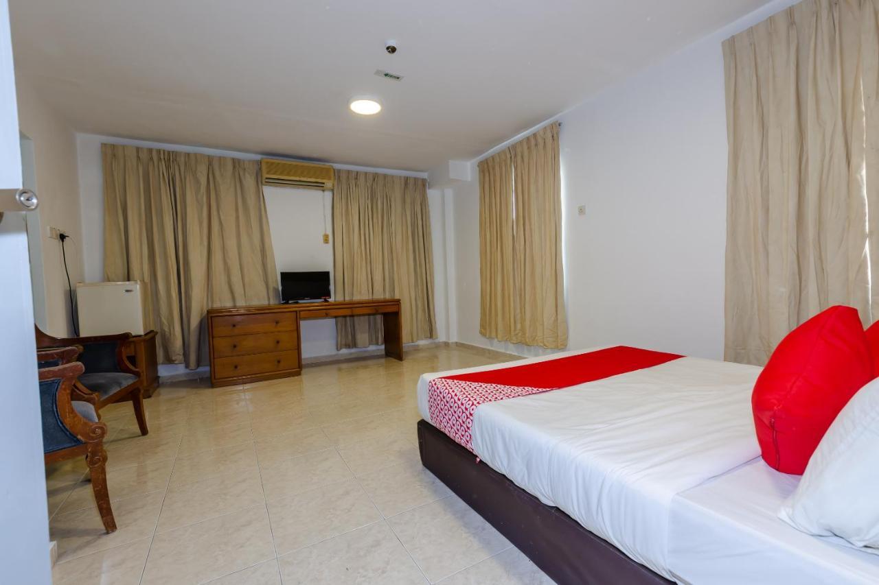 Oyo 1090 Hollitel Hotel Melaka Esterno foto