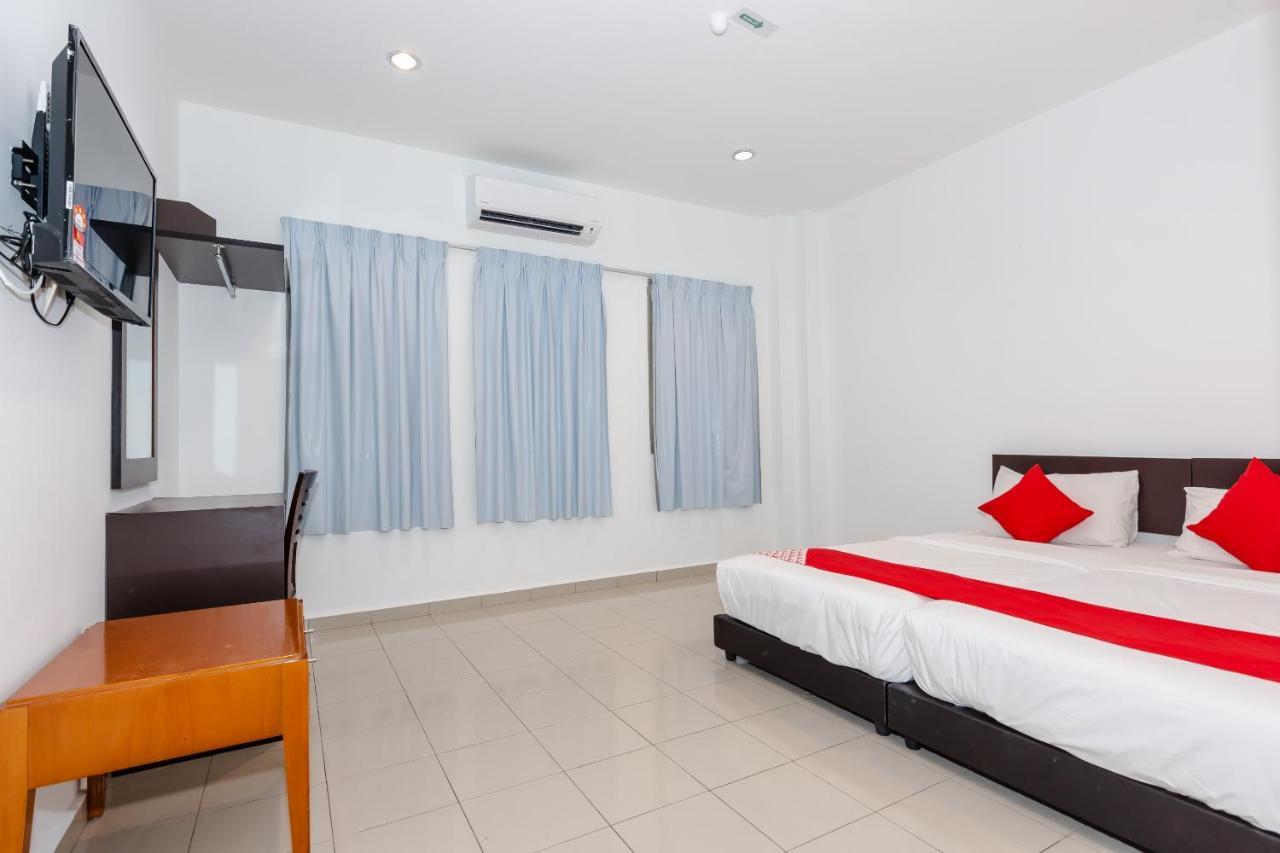 Oyo 1090 Hollitel Hotel Melaka Esterno foto