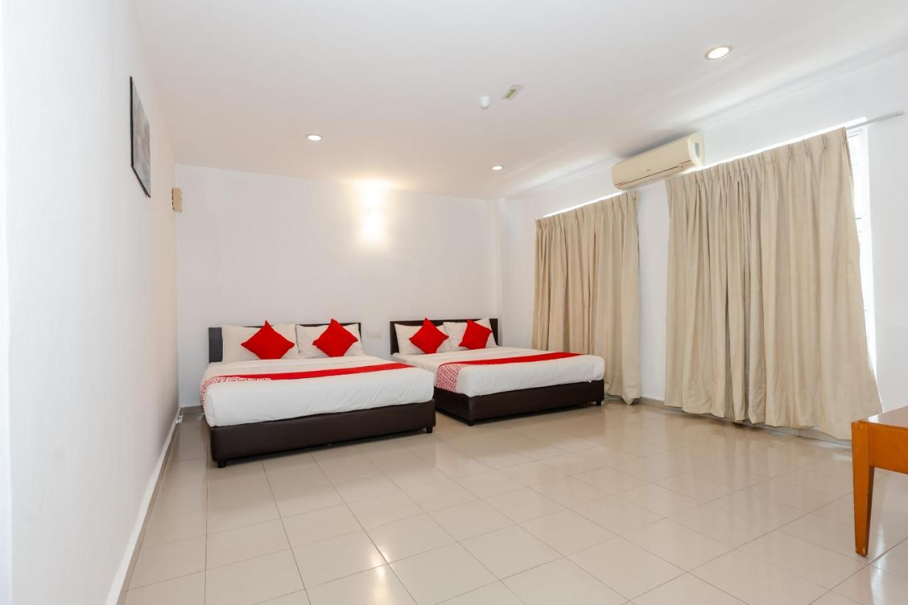 Oyo 1090 Hollitel Hotel Melaka Esterno foto