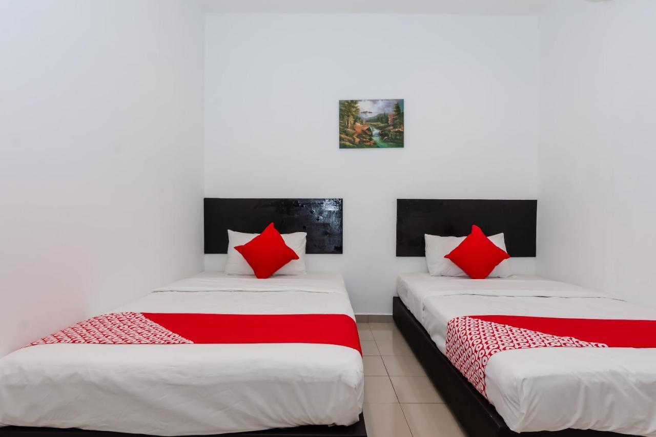 Oyo 1090 Hollitel Hotel Melaka Esterno foto