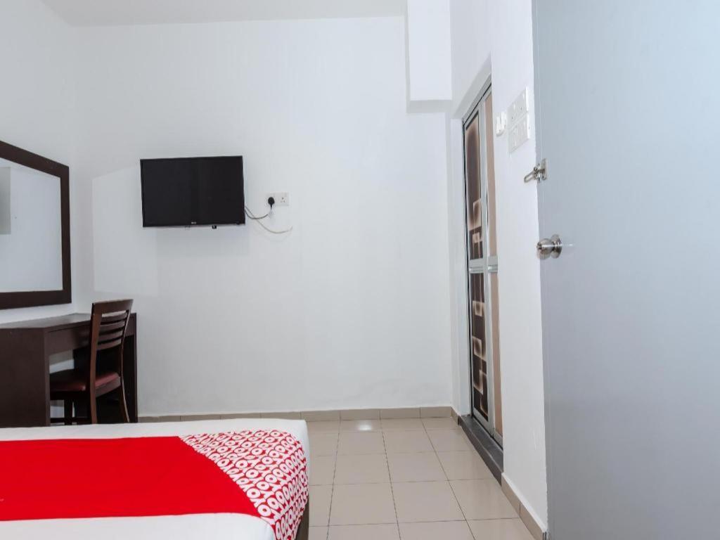 Oyo 1090 Hollitel Hotel Melaka Esterno foto